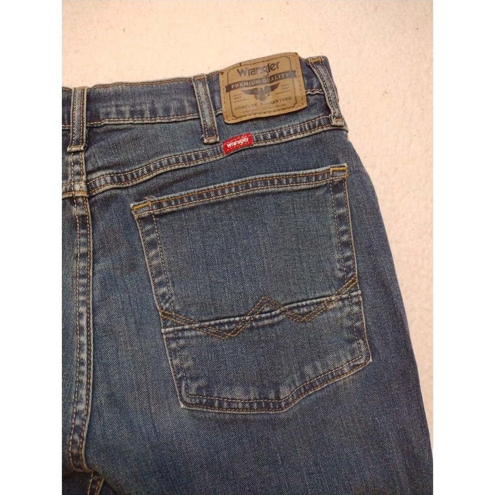 wrangler jeans relaxed boot Men W32 L34 Blue Denim - Picture 2 of 9